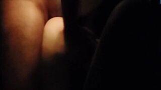 Sentei no pau dentro do carro e bebi leite quando as pessoas passavam - porn video